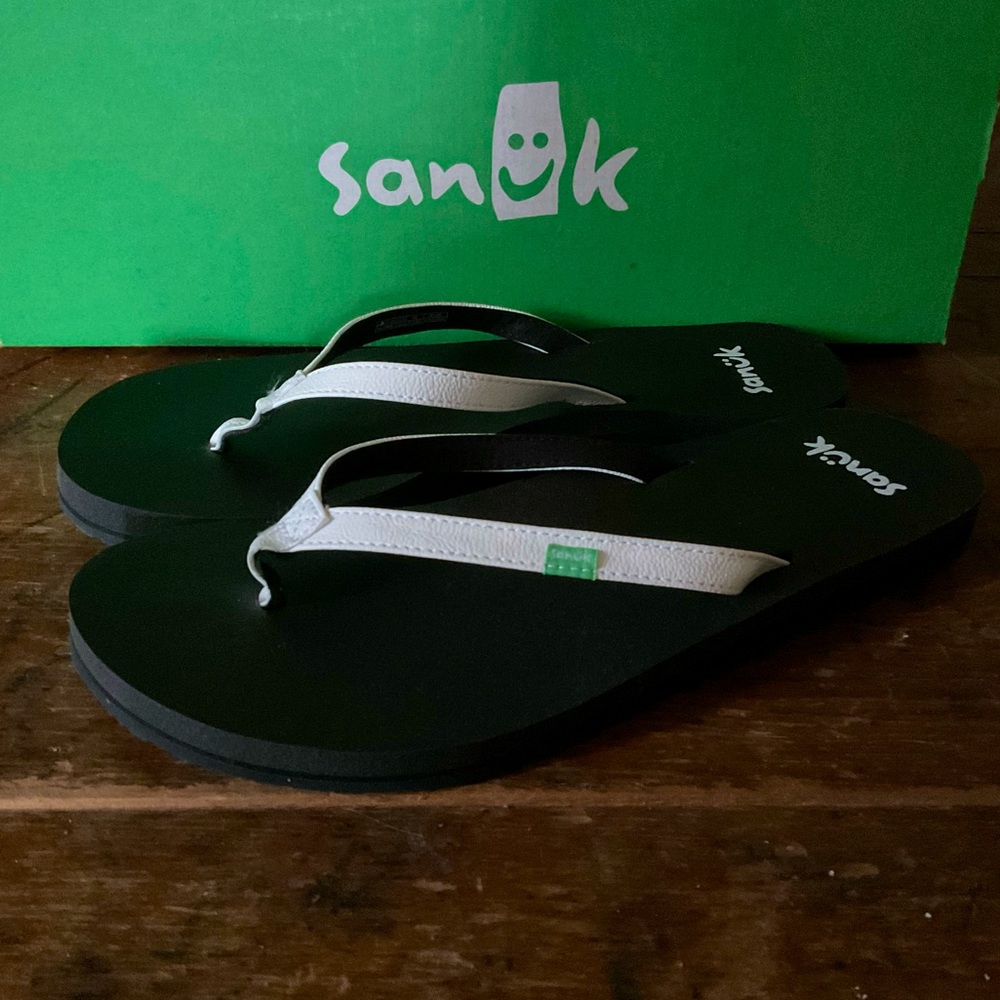 *NWOT* Sanuk Yoga Joy flip flops SIZE 8 white